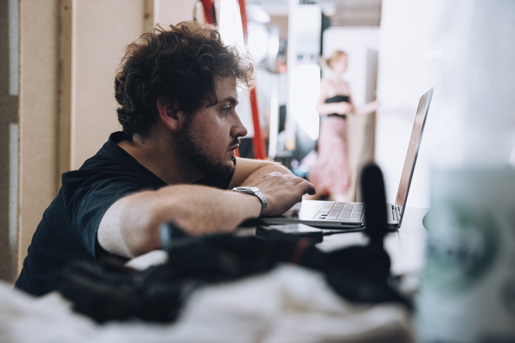 Clovis Michon bei der Vorbereitung eines Setups am Laptop.