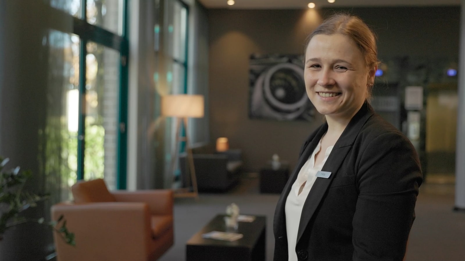 Service-Porträt im Lobbybereich des ATLANTIC Hotel Airport Bremen.
