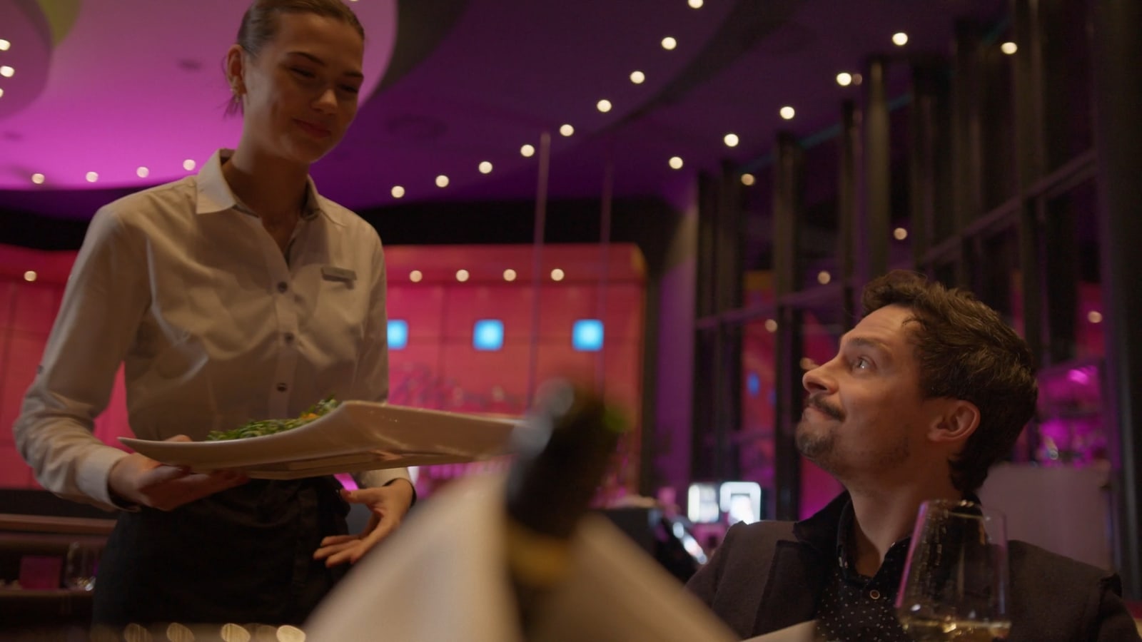 Restaurantservice in abendlicher Atmosphäre im ATLANTIC Hotel Airport Bremen.
