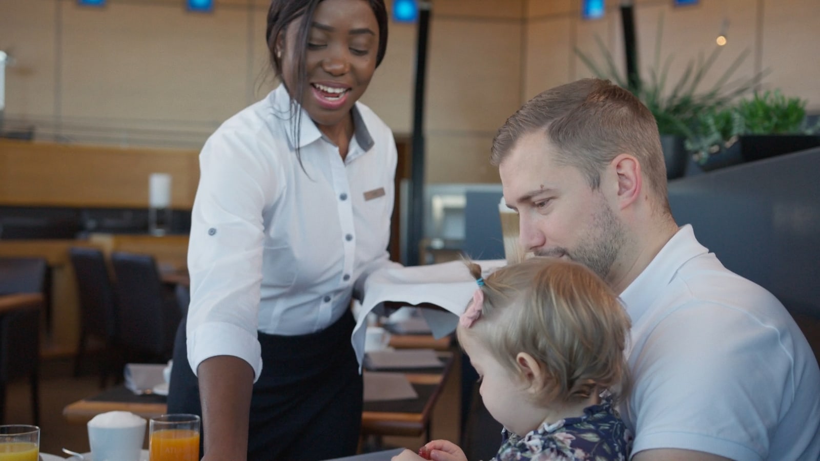 Hospitality-Interaktion beim Frühstück im ATLANTIC Hotel Airport Bremen.