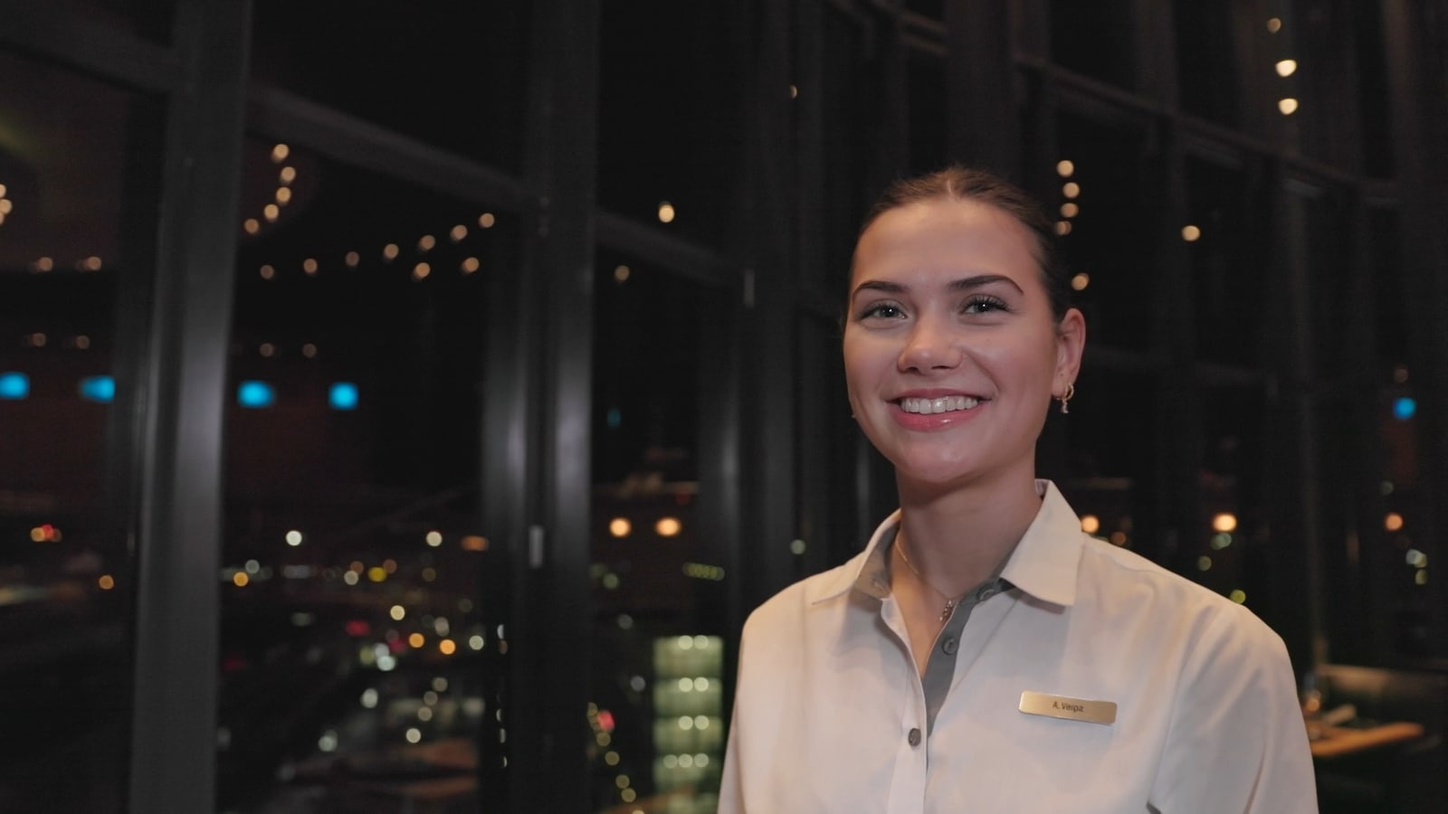 Service-Porträt bei Nacht im ATLANTIC Hotel Airport Bremen.