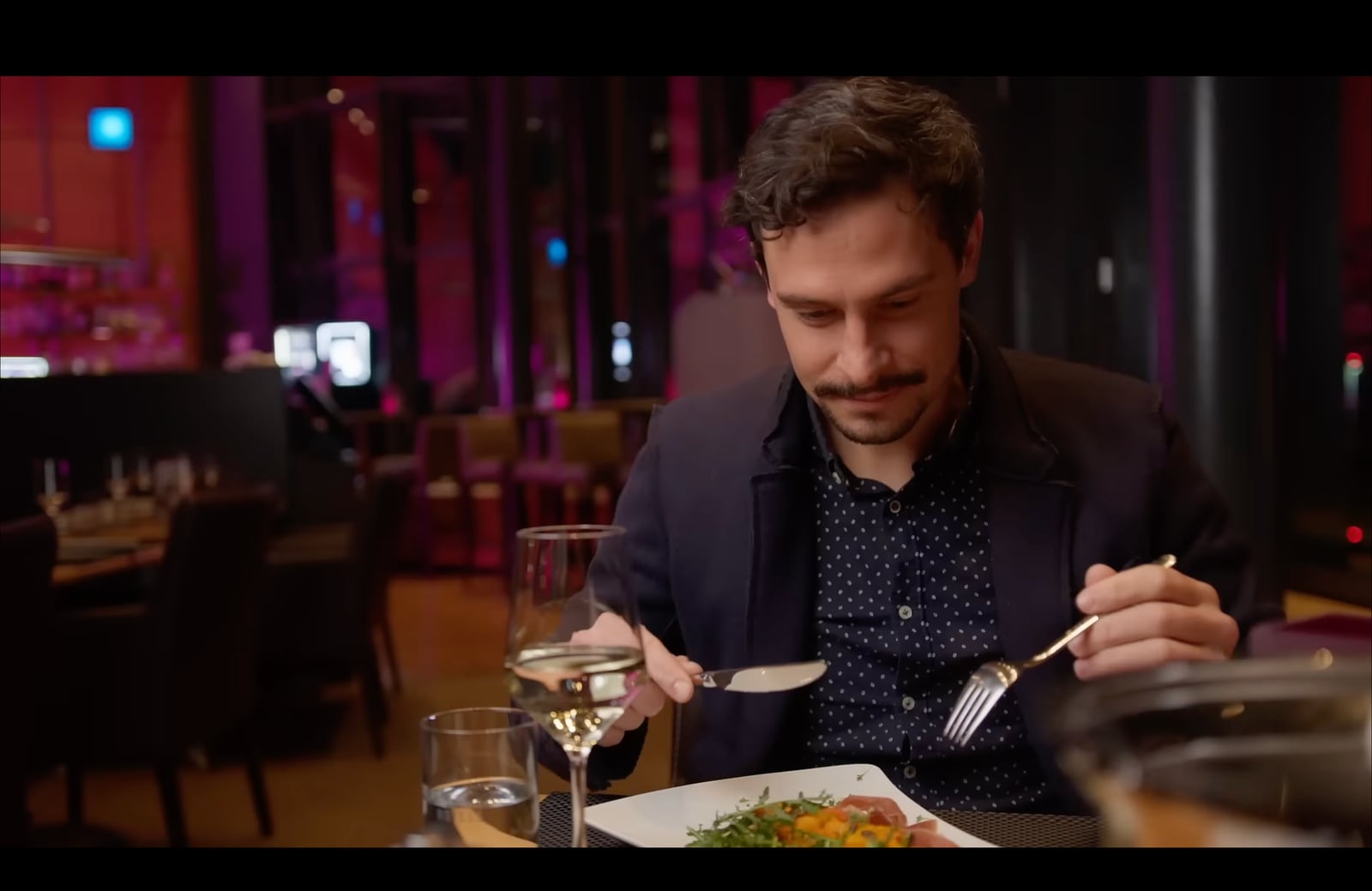 Still aus einem Commercial für ATLANTIC Hotel Airport Bremen mit Restaurantatmosphäre und kontrollierter Lichtstimmung.