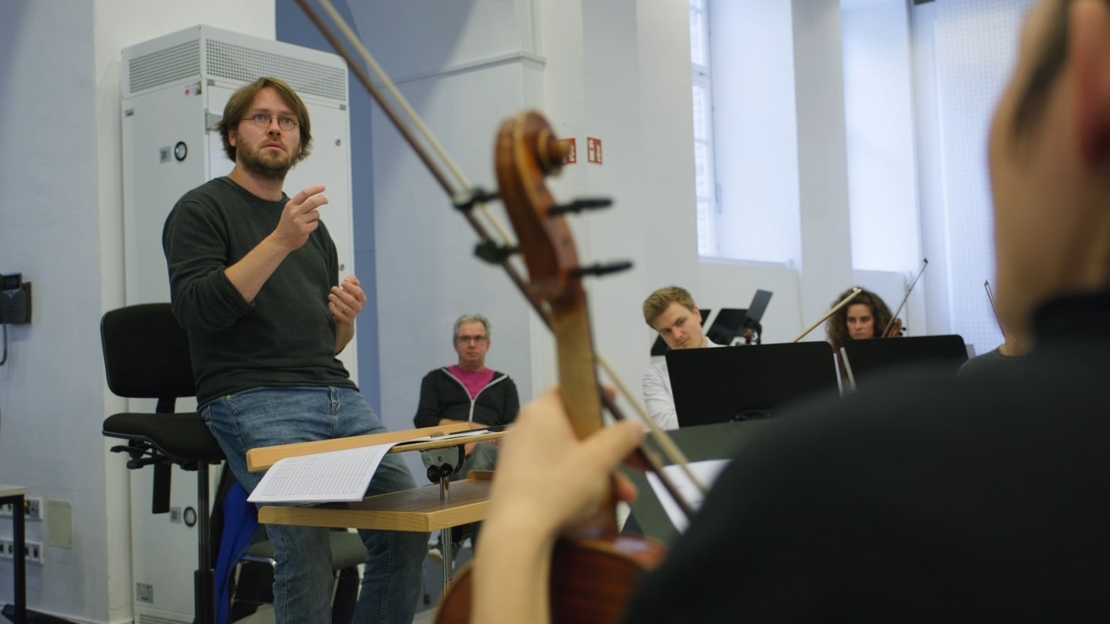 Rehearsal moment with conductor and musicians in Beethoven Meets Jazz.