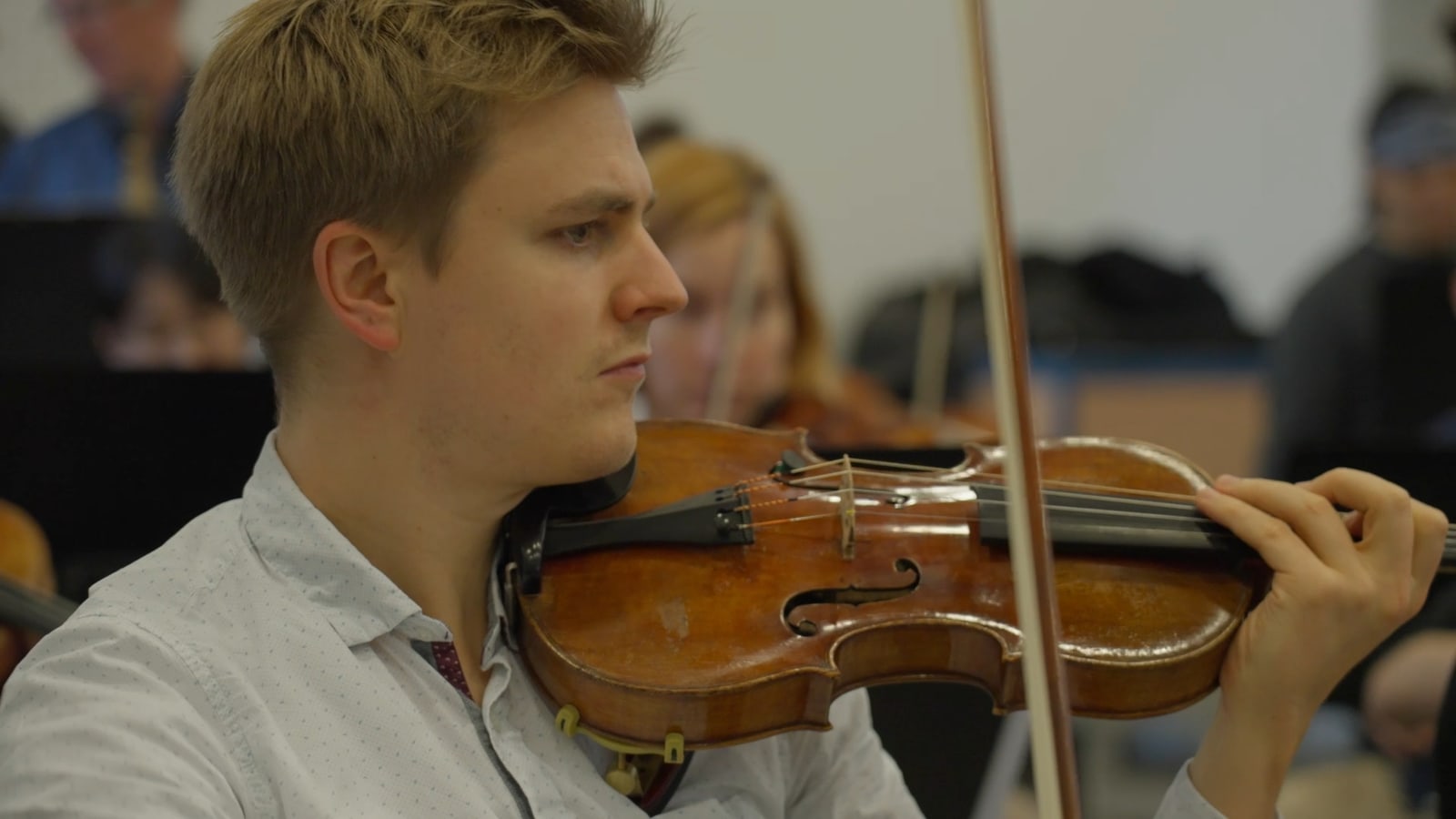 Close rehearsal moment with violinist in Beethoven Meets Jazz.