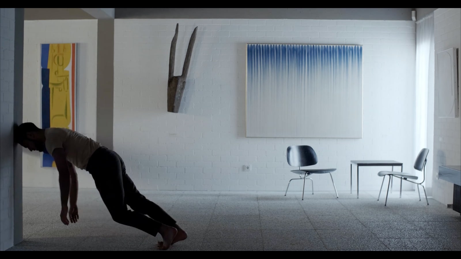 MARS architektonischer Raumframe mit Performer und Kunstwerken.